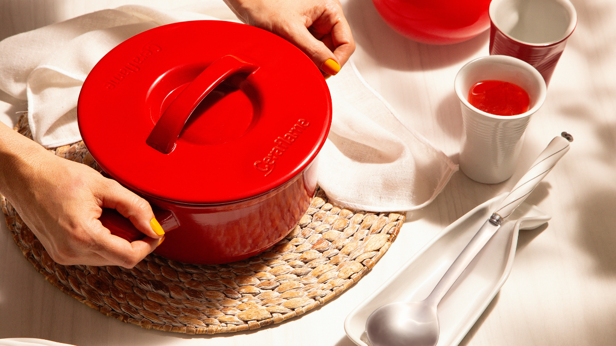 No Dia da Amizade, o melhor presente é estar junto! E que tal celebrar esse momento cozinhando com quem você ama? A Ceraflame está presente nessas memórias com utensílios lindos, práticos e seguros que vão do fogão à mesa. Aproveite!