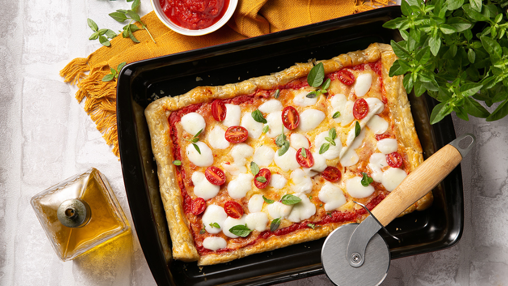 Se você busca uma receita rápida, fácil e cheia de sabor, essa pizza folhada é a escolha certa! Com poucos ingredientes e um preparo simples, ela transforma qualquer refeição. E o melhor: fica ainda mais bonita e especial quando servida nas peças de cerâmica da Ceraflame!