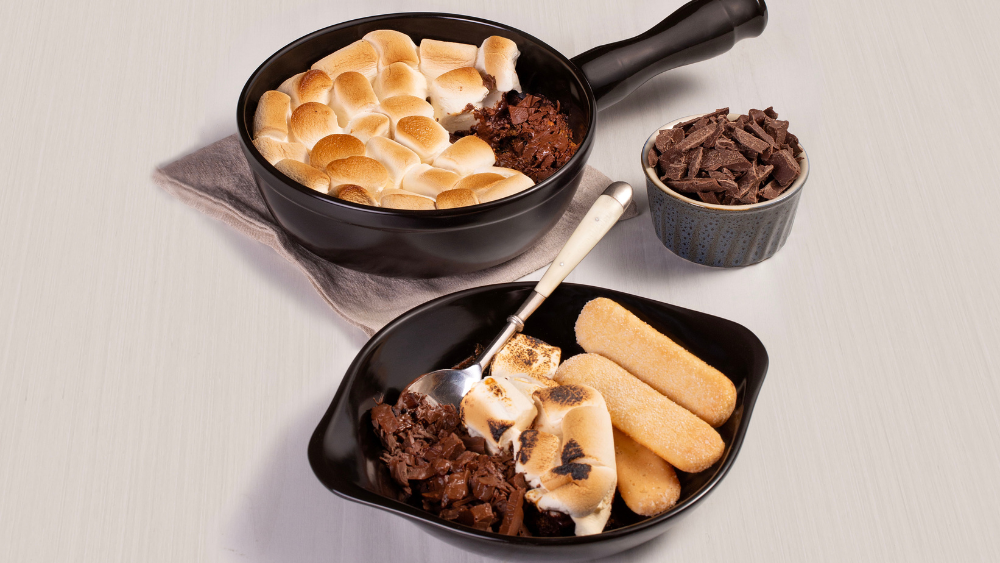 Quer uma sobremesa fácil, rápida e deliciosa para os dias frios? O s’mores de forno é a escolha perfeita! Vem conferir a receita completa e se apaixonar!
