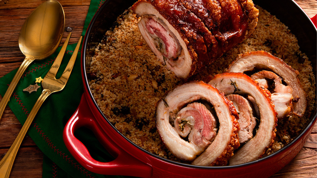 Porchetta suculenta, pele crocante e uma farofa deliciosa feita com reaproveitamento! Aprenda essa receita incrível e veja como os utensílios da Ceraflame podem deixar tudo ainda mais prático, bonito e saudável!