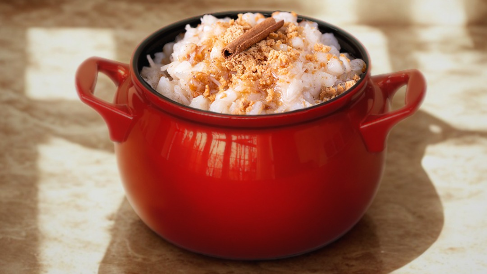 Uma canjica cremosa e aromática, com o toque irresistível da paçoca, perfeita para os dias frios. Fácil de fazer, traz o verdadeiro sabor das festas juninas para a sua mesa!