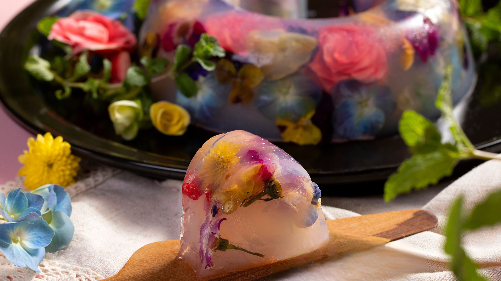 Sobremesa refrescante e criativa feita com flores comestíveis, suco de limão e ágar-ágar. O aspic doce combina charme, leveza e sabor em uma receita simples, ideal para dias quentes ou momentos especiais. Sirva com elegância e surpreenda na apresentação.