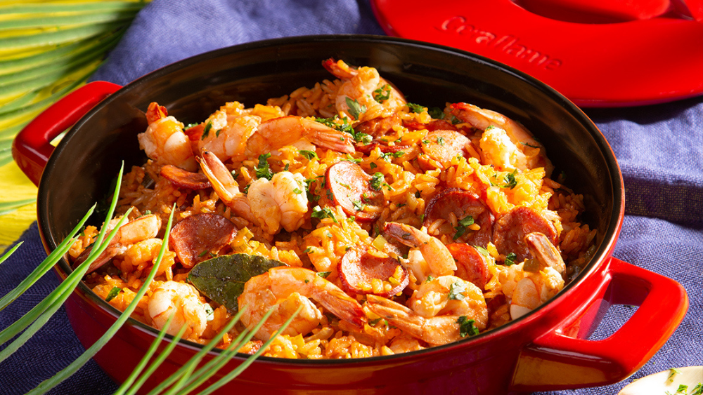 Receita prática e nutritiva de Jambalaia feita com camarões, linguiça defumada, arroz e legumes. Cozida em panela Ceraflame, garante preparo saudável, visual sofisticado e muito sabor — tudo em uma única peça, direto do fogo à mesa.